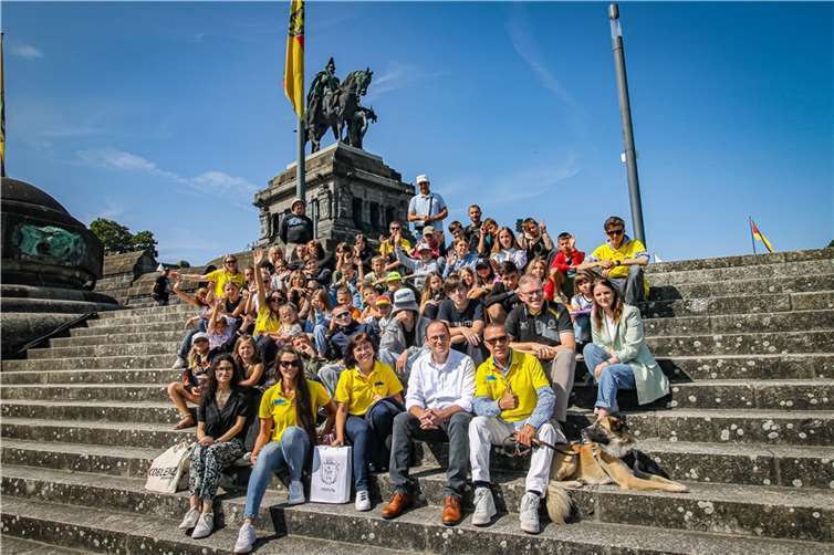 Bei ihrem Besuch in Koblenz nahm sich der Koblenzer Bildungs- und Kulturdezernent Ingo Schneider (vorne, 2. von rechts) gemeinsam mit Sponsoren und der Ukraine-Hilfe Koblenz die Zeit, um die Kinder des deutsch-ukrainischen Kindercamps am Deutschen Eck zu treffen.  Foto: Stadt Koblenz/Thomas Knaak