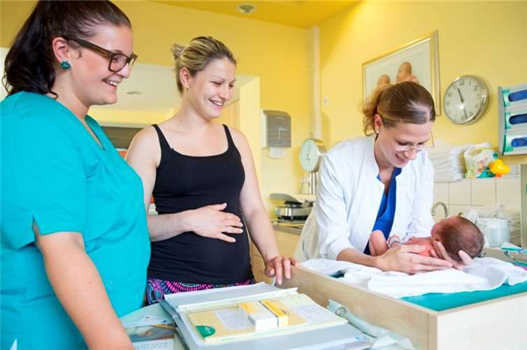 Bei ihrem Besuch können die werdenden Eltern auch die Integrative Wochenstation umfassend kennenlernen.privat