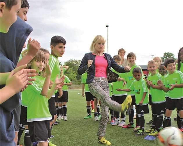 Bei ihrem Besuch stellte Bürgermeisterin Marie-Theres Hammes-Rosenstein ebenfalls ihr Ballgefühl unter Beweis.