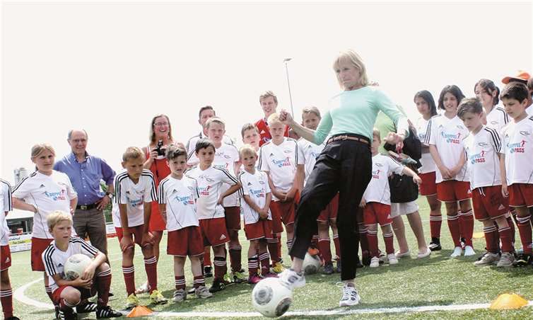 Bei ihrem Besuch stellte Bürgermeisterin Marie-Theres Hammes-Rosenstein ebenfalls ihr Ballgefühl unter Beweis.