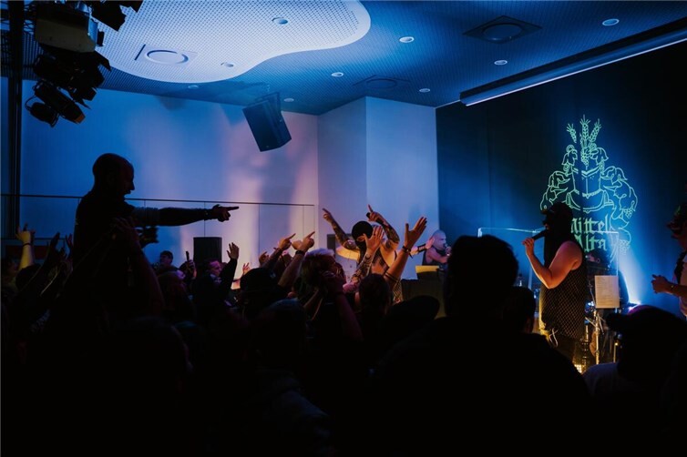 Bei ihrem Bühnendebüt versetzten die Jungs von „Mittel Alta“ die Shout loud-Crowd in Extase.  Foto: Melina Schiele