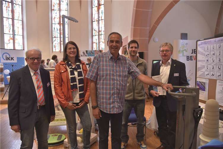 Bei ihrem Gang über die Messe kommen Messe-Organisator Rolf Schmidt-Markoski (l.) und Waldbreitbachs Verbandsbürgermeister Werner Grüber (r.) ins Gespräch mit den Ausstellern. JSB