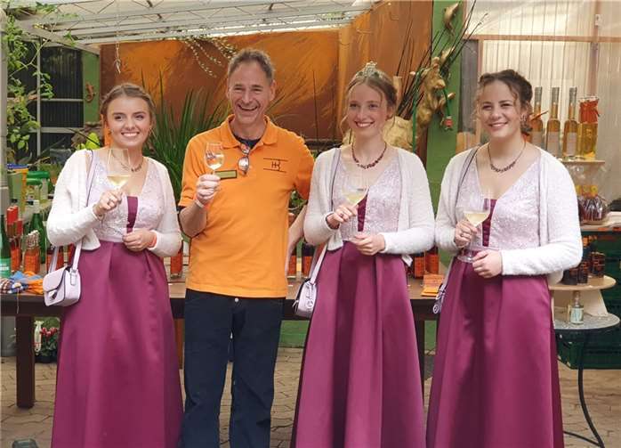 Bei ihrem Rundgang entlang der Festmeile erhoben die frisch gekürten Weinmajestäten ihre Gläser gerne auf das Wohl aller Festgäste.Foto: TE