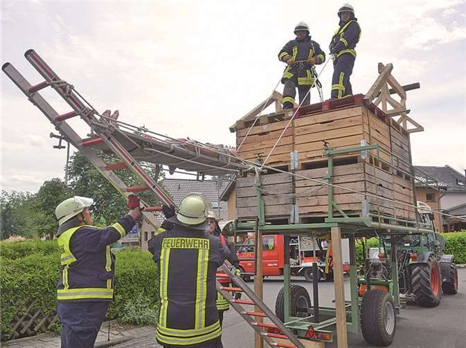 Bei ihrem Tag der offenen Tür demonstriert die Löschgruppe Leimersdorf der Freiwilligen Feuerwehr Grafschaft die Rettung eines Verletzten aus großer Höhe mithilfe eines Leiterhebels. -VJ-