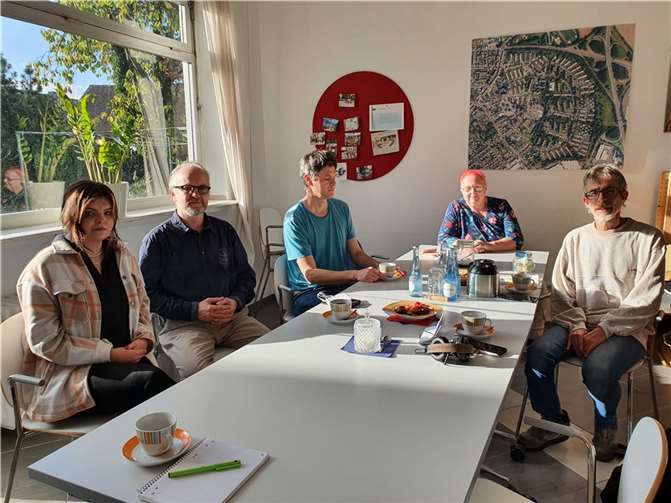 Bei ihrem Treffen warfen die Mitglieder der Arbeitsgruppe Infrastruktur und Sauberkeit im Quartiersmanagement Raiffeisenring einen Blick zurück und nach vorn.  Foto: privat