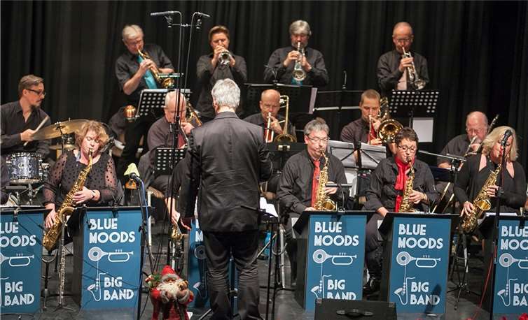 Bei ihrem Weihnachtskonzert unter dem Motto „Wintersause“ glänzte die Blue Moods Big Band mit beschwingtem Sound und bekannten Liedern.JOST