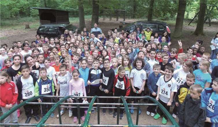 Bei ihrem ersten Ausdauerlauf wurden die Kinder sogar professionell mit Nummern ausgestattet. privat