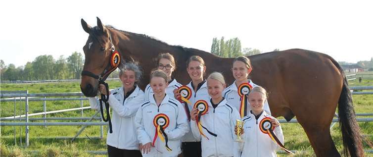 Bei ihrem ersten internationalen Auftritt konnte die Voltigiermannschaft des TuWi Adenau gleich den Sieg erringen. privat