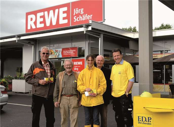 Bei ihrem jüngsten Info-Stand vor dem Rewe-Markt in Ringen wurden die Grafschafter Liberalen oft auf das geplante Baugebiet „Verlängerte Weststraße“ angesprochen. Wie auch die zahlreichen Bürger können die FDP-Kommunalpolitiker (v.l.) Hartmut Wüst aus Karweiler, Walter Siebenhaar aus Birresdorf, Christina Steinheuer aus Oeverich, Ulrich van Bebber (FDP-Kreisvorsitzender) aus Remagen sowie Fritz-Peter Steinhausen aus der Kreisstadt über die Pläne nur ungläubig den Kopf schütteln.  Privat