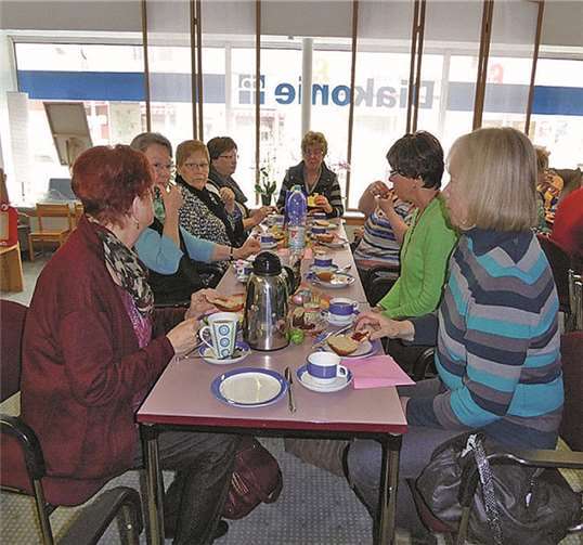 Bei ihren Treffen erhalten die Frauen reichhaltige Tipps und Informationen zur Gesunderhaltung.privat