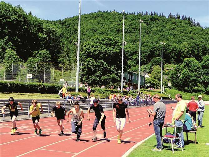 Bei ihren zwei Runden um den Platz zeigten die 800-Meter-Läufer Ausdauer und Schnelligkeit.