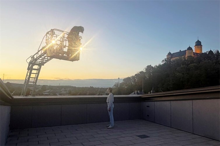 Bei ihrer Übung habe die Feuerwehrleute eine Person mit der Drehleiter von der Dachterrasse „gerettet“. 