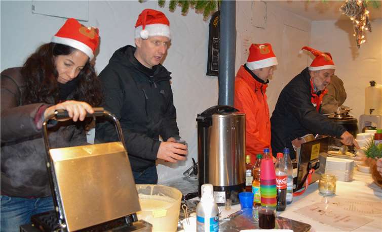 Bei jeder „Schicht“ sind zwölf ehrenamtliche Helferinnen und Helfer im Einsatz.