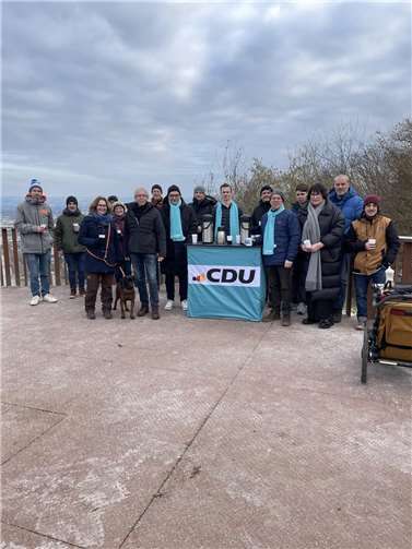 Bei kalten Temperaturen, warmen Getränken und guten Gesprächen verbrachte die Andernacher CDU gemeinsam mit Mechthild Heil, Mitglied des Bundestages und Wahlkreiskandidatin für die Bundestagswahl, schöne Stunden auf der Kanzel am Krahnenberg. Foto: privat