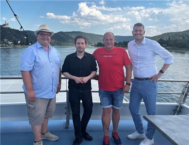 Bei knapp 30 Grad und Sonnenschein unternahmen die SPD-Kreisverbände im nördlichen Rheinland-Pfalz kürzlich eine gemeinsame Schifffahrt auf dem Rhein.  Foto: Marko Boos.