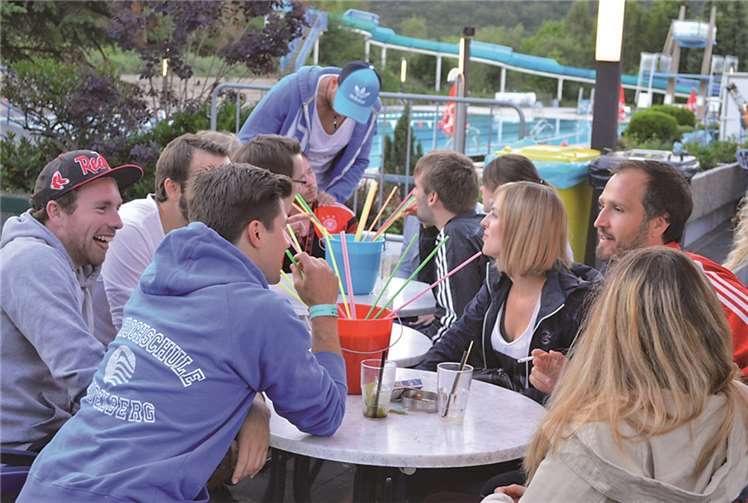 Bei kräftigem Rocksound hatte das Strohhalmtrinken Hochkonjunktur. AB