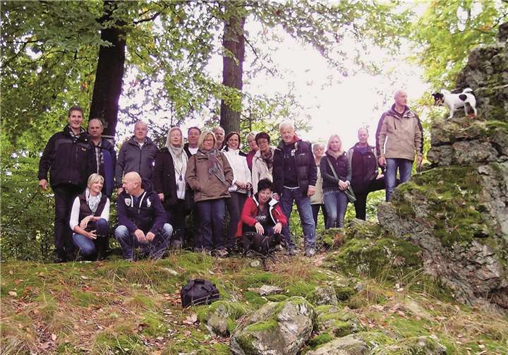 Bei kühlem aber trockenem Wetter wanderten die Tennisfreunde zunächst durch den herbstlich gefärbten Wald zur „Teufelstreppe“. Privat