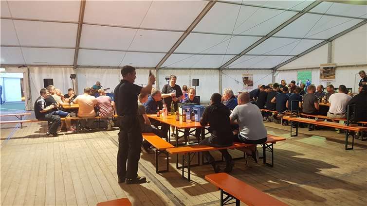 Bei kühlen Getränken und Livemusik klang der Helferabend aus. Foto: privat