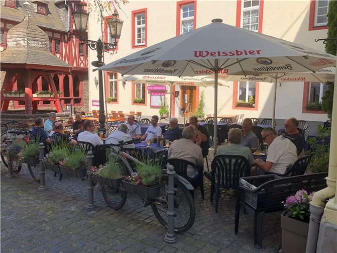 Bei kühlen Getränken und leckeren Snacks verbrachten die Mitglieder einen gelungenen Pfingstfrühschoppen.