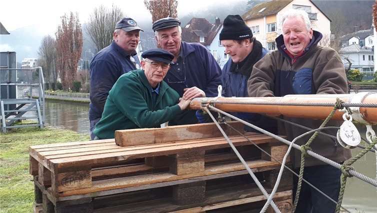 Bei kühlen Temperaturen starteten die Marinekameraden die Renovierungsarbeiten am Flaggenmast auf der Wehrspitze.Foto: privat