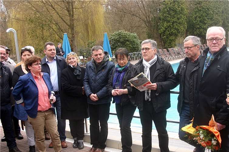 Bei kühlen acht Grad konnte der Sinziger Bürgermeister Wolfgang Kroeger das Bad Bodendorfer Thermalbad offiziell für die Saison eröffnen. Die ersten Badegäste zogen da bereits seit Stunden ihre Bahnen. RÜ