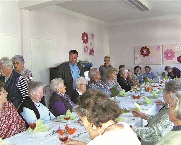 Bei leckerem Apel- und Kirschstreuselkuchen wurde Friedhelm Münch beim Seniorenmittagstisch verabschiedet. Privat
