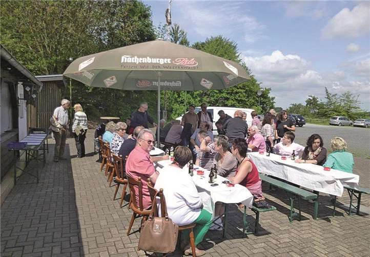 Bei leckerem Essen, Getränken, Kaffee und Kuchen wurde gefeiert.