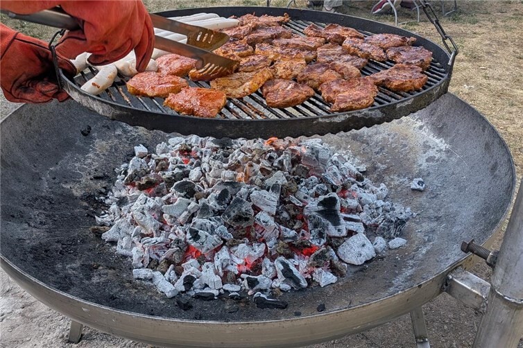 Bei leckerem Grillfleisch wurde sich gut gestärkt.