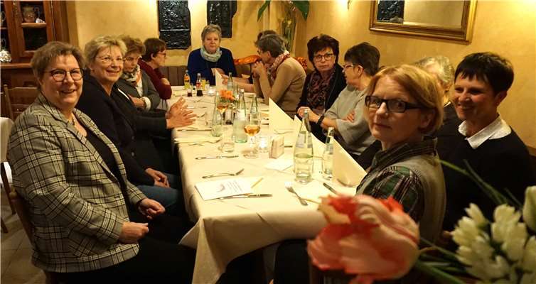 Bei leckeren Fischgerichten wurde den ganzen Abend eifrig diskutiert.Foto: privat