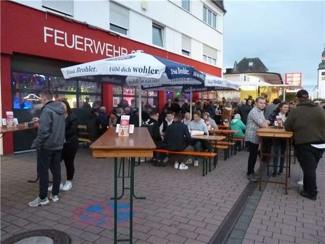 Bei leckeren Getränken machten es sich die Gäste auf den Bierbänken bequem. 
