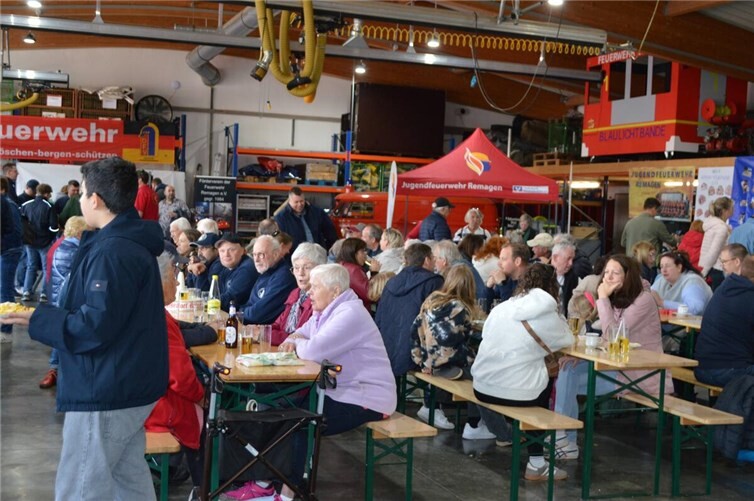 Bei leckeren Speisen und Getränken verbrachten die Besucher einen tollen Tag.