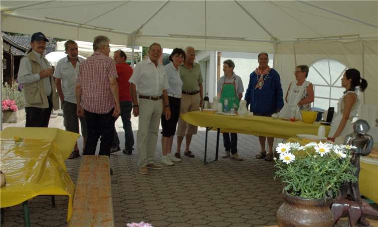 Bei leckeren Waffeln und frischem Kaffee konnten sich Organisatoren und Gäste stärken. privat