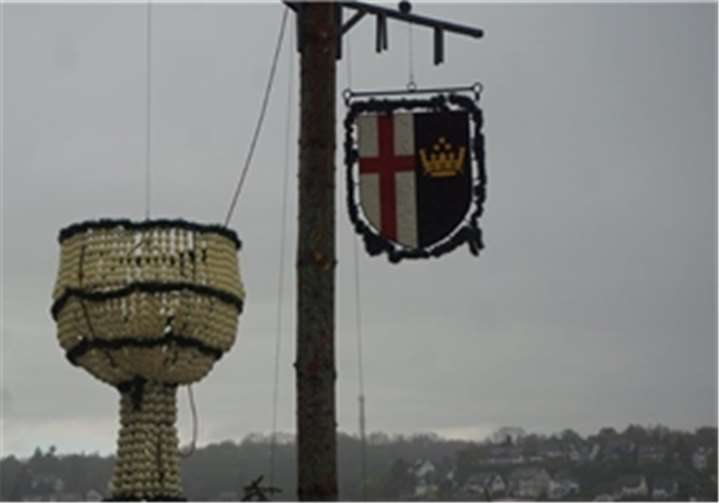 Bei leider strömendem Regen wurden Eierkrone und Ortswappen aufgehängt.