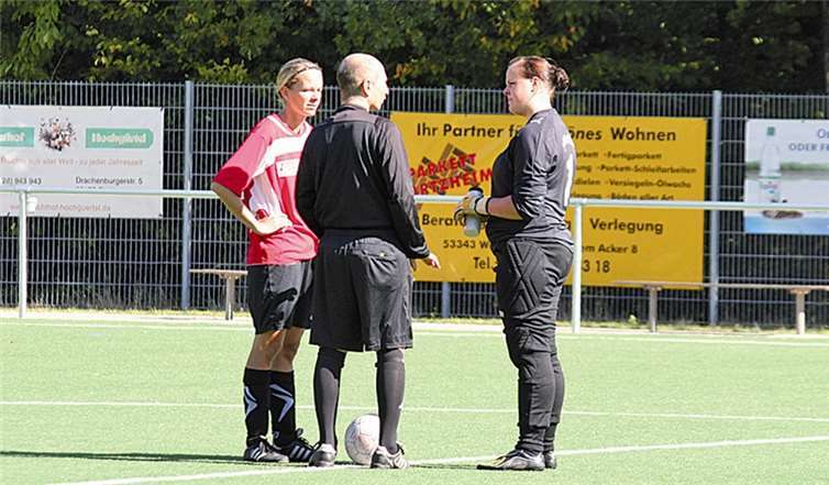Bei manchen Situationen wird die Spielführerin zur Schiedsrichterin zitiert.