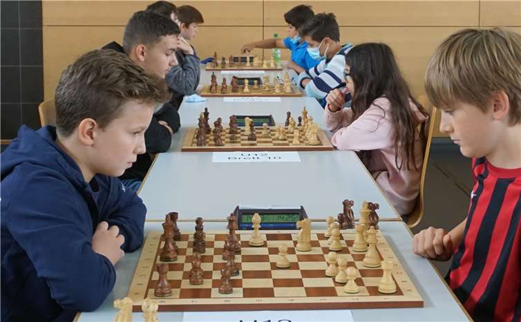 Bei mehr als 1,50m Abstand der Bretter hatten die Spieler großzügigen Platz zum Austragen ihrer Partien.