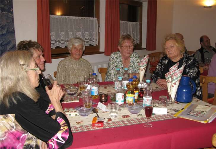 Bei munteren Gesprächen und weihnachtlichen Liedern vergingen die Stunden rasch.