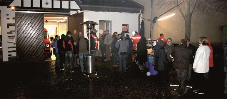 Bei nasser und kühler Witterung war das diesjährige Neujahrsgrillen der Freiwilligen Feuerwehr in Waldorf gut besucht. WK