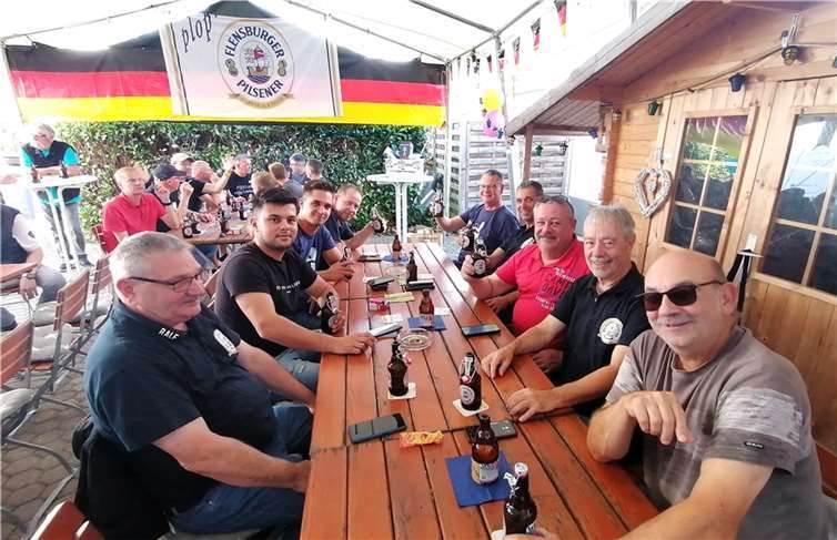 Bei netten Gesprächen saß man lange im Biergarten zusammen.  Foto: privat
