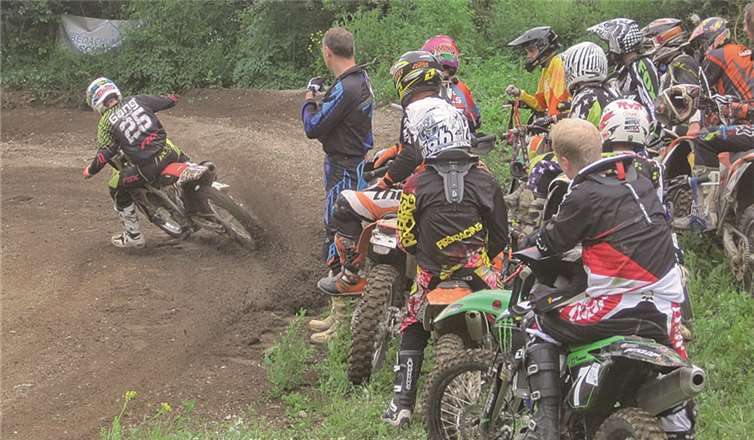 Bei optimalen Streckenbedingungen Motocross Weltmeisterschaftsteilnehmer Collin Dugmore anschaulich die verschiedenen Kurven- und Sprungtechniken.privat