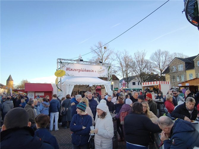 Bei perfekten Wetter strömten tausende Besucher auf den Rheinbacher Weihnachtsmarkt.