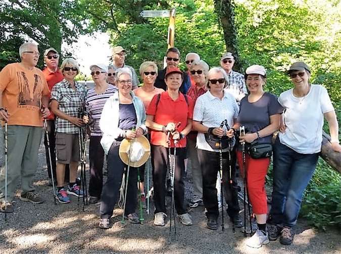Bei prächtigem Wetter unternahmen die Nordic-Walker eine schöne Wanderung.  privat