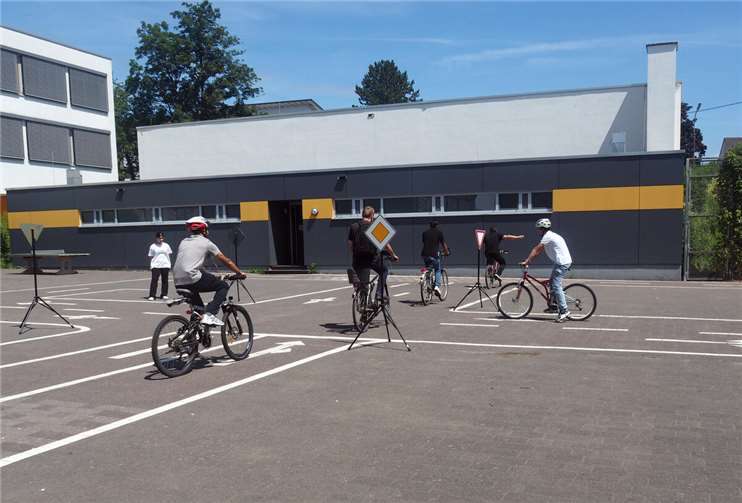 Mobilität schaffen, Fahrrad erleben, Integration erfahren Bei praktischen Übungen auf dem Schulhof der Theodor-Heuss-Schule konnten die Teilnehmenden das Erlernte anwenden.  Foto: T. Artzdorf