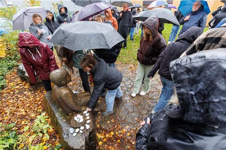 Bei regnerischem Wetter erinnerten rund 40 junge Menschen sowie Vertreterinnen der Kirchen und Kommune am Westerburger Rolf-Simon-Schaumburger-Denkmal an das Schicksal der jüdischen Mitbürgerinnen und Mitbürger, die Opfer der NS-Herrschaft wurden.  Foto: Peter Bongard