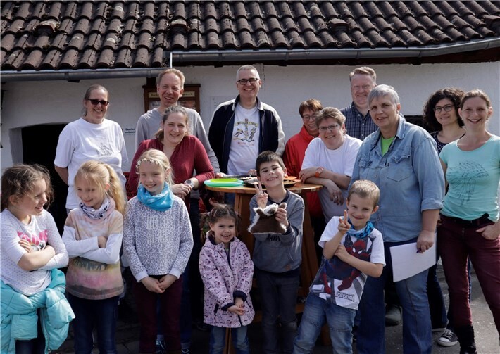 Bei schönem Frühlingswetter machten sich einige Mitglieder und Interessierte des Backesvereins Bandorf morgens auf die Reise nach Ehlingen, um im dortigen Backes leckere Mischbrote aus Roggen- und Weizenmehl zu backen. Foto:privat