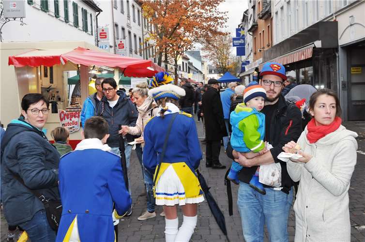 Bei schönem Herbstwetter bevölkerten zahlreiche Besucher die Sinziger Innenstadt – und trugen dem närrischen Datum Elfter im Elften teils Rechnung. RASCH