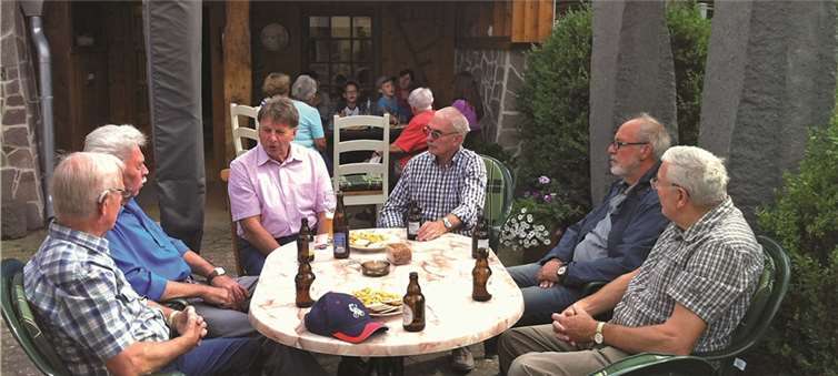 Bei schönem Spätsommerwetter saßen die Teilnehmer der Wanderung zur „Haags Mühle“ noch lange in fröhlicher Runde im Hof beisammen. privat