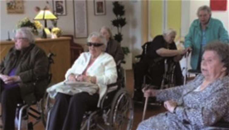 Bei schönem Wetter genossen die Bewohner bei einem Glas Wein den abwechslungsreichen Nachmittag.privat