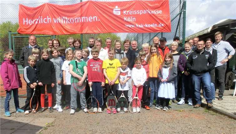 Bei schönem Wetter hatten die Teilnehmer des Tages der offenen Tür viel Spaß auf der Tennisanlage in Flerzheim.privat