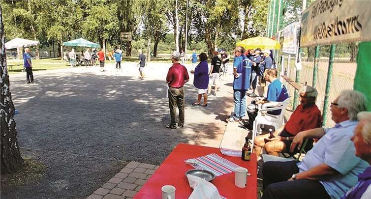 Bei schönem Wetter und geselliger Atmosphäre schmeißen sich die Kugeln besonders gut. privat