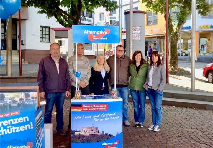 Bei schönem Wetter und mit guter Laune zeigten sich die Mitglieder der Partei Alternative für Deutschland (AfD) auf dem Dierdorfer Marktplatz.privat